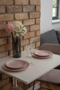 Stylish Apartment with a Desk and 2 Bedrooms in Wrocław by Noclegi Renters