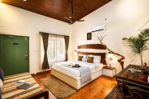 Alaya StaysTwisted Tree Together 2-BHK Villa with Shared Pool