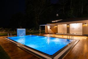 Alaya StaysTwisted Tree Together 2-BHK Villa with Shared Pool