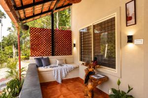 Alaya StaysTwisted Tree Together 2-BHK Villa with Shared Pool