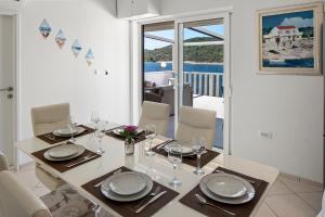 Apartments Bose Kanica on the sea