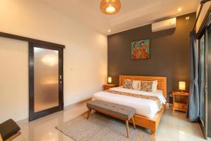 Private pool Villa , 10min walk to Berawa Beach