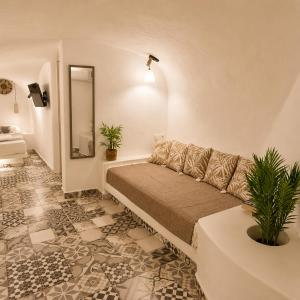 Heart of Santorini - Fira Cave Suites