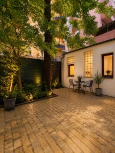 Charming Little Garden House in Downtown