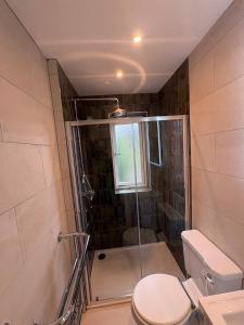 Spacious & Recently Renovated home in a Vibrant part of Manchester - Sleeps 5 guests & Free Parking