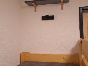 Studio rénové au pied des pistes avec balcon - FR-1-344-933