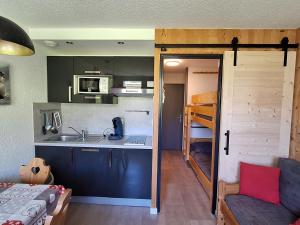 Studio rénové au pied des pistes avec balcon - FR-1-344-933