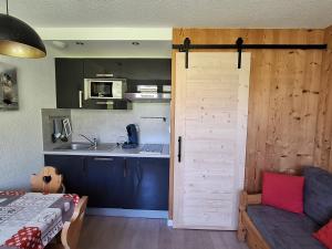 Studio rénové au pied des pistes avec balcon - FR-1-344-933