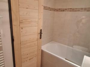 Studio rénové au pied des pistes avec balcon - FR-1-344-933