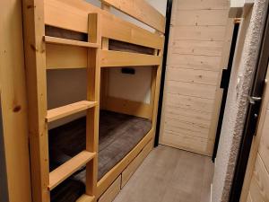 Studio rénové au pied des pistes avec balcon - FR-1-344-933