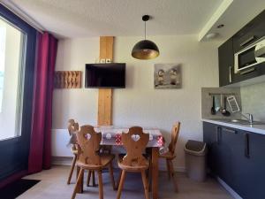 Studio rénové au pied des pistes avec balcon - FR-1-344-933