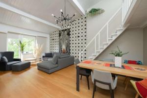 Spacious Apartment with Bathtub and Balcony in Warsaw by Noclegi Renters