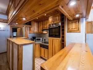 Appartement 2P avec balcon au centre station, Val-dIsère - FR-1-518-84