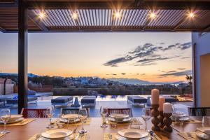 Vellis Residence - Luxury Retreat, 2 Villas & 2 Pools by etouri