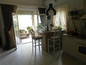 The Cozy Crib - Two - Bedroom Apartment