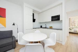 Elegant Apartment in Warsaw Center with City View and Desk by Noclegi Renters