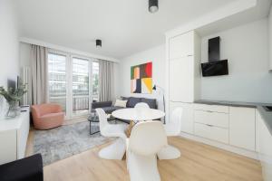 Elegant Apartment in Warsaw Center with City View and Desk by Noclegi Renters