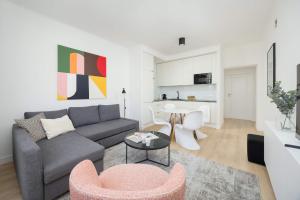 Elegant Apartment in Warsaw Center with City View and Desk by Noclegi Renters