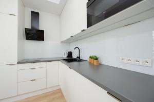 Elegant Apartment in Warsaw Center with City View and Desk by Noclegi Renters