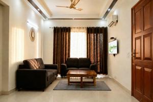 Lime Tree Luxurious 3BHK Serviced Apartment Near Medanta