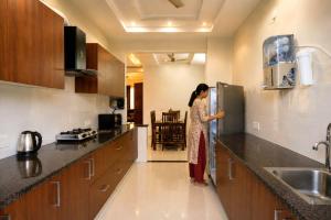 Lime Tree Luxurious 3BHK Serviced Apartment Near Medanta