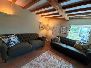 Cosy Cottage Sleeps 10 Acre Playroom Pets