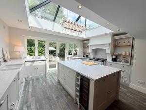 Cosy Cottage Sleeps 10 Acre Playroom Pets