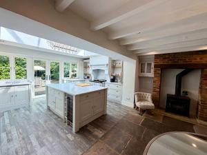 Cosy Cottage Sleeps 10 Acre Playroom Pets