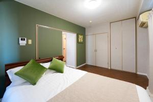 Three minutes walk to subway Direct to the airport Umeda business district