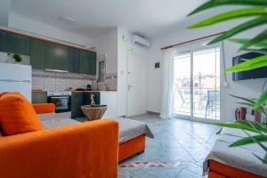 Seaside Family Apt, 2 Br, 80m from sea, Quite Area