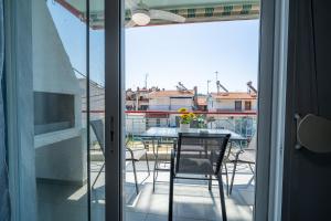 Seaside Family Apt, 2 Br, 80m from sea, Quite Area