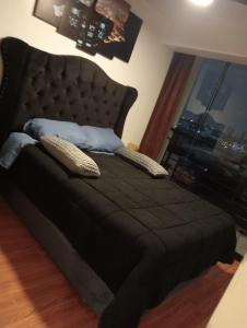 Departamento equipado con aire acondicionado, calefacción, balcón con buena vista