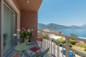 Apartment Ljuta with Sea View