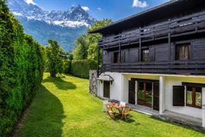 Family home with a garden overlooking Mont Blanc