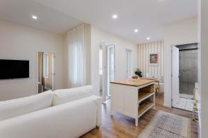 Sunny Flat with Private Garden & BBQ