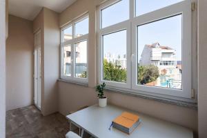Sunny Flat with Private Garden & BBQ