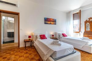 Luxury Apartment On Grand Canal by Wonderful Italy