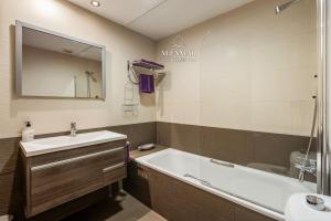 Siena Suite - Modern Apartment with Terrace, Parking and Swimming Pool