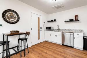 21 Staves Suite Louisville Bourbon Country Apt