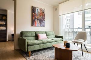 Family-Ready 2 Double Beds Sofa Bed Providencia