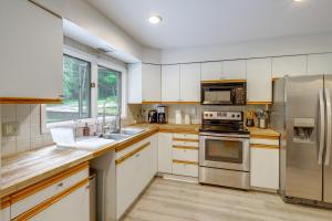 Home with Water Access: Close to Saratoga