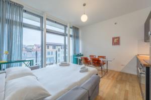 Afterglow - Urban retreat with Balcony