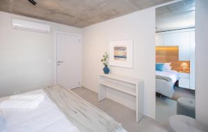 Business Hub Near Malls with Pool Gym and fast WiFi
