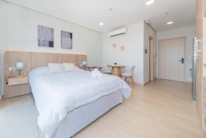 Great Location with Gym Pool City Views and WiFi