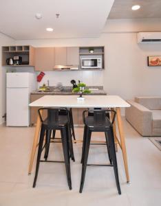 Cozy One-Bedroom with Desk Pool and Terrace