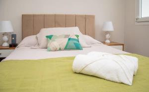 Comfortable One-Bedroom Apartment with Balcony Private BBQ and Free Parking