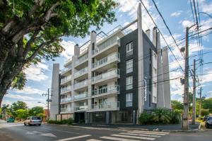 Comfortable One-Bedroom Apartment with Balcony Private BBQ and Free Parking