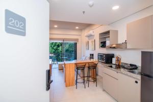 Spacious One-Bedroom Near Shopping and Dining