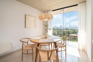 Modern and Cozy Two BR Apt with Pool and Free Parking