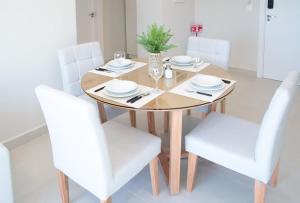 Two-Bedroom Quiet Stay with Rooftop Pool and Coworking